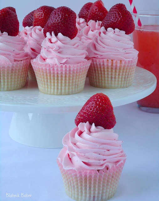 Strawberry lemonade cupcakes