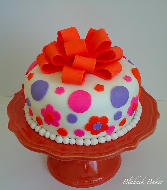 Cute Love Romantic Fondant Cake : Delivery in Delhi and NCR - Cake Express