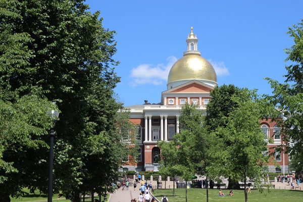 Join me as I explore the beautiful New England City of Boston for the first time! Beautiful sights, delicious eats and historic landmarks make this city unique. 