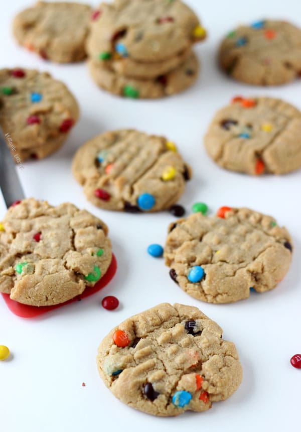 Peanut Butter M&M Cookies- If you are a peanut butter lover, then you will love these traditional soft and crunchy peanut butter cookies!!