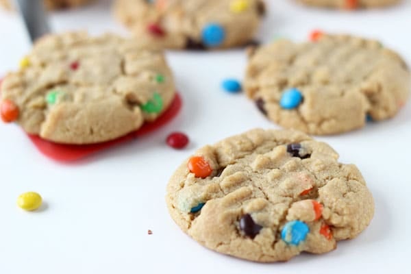 Peanut Butter M&M Cookies- If you are a peanut butter lover, then you will love these traditional soft and crunchy peanut butter cookies!!