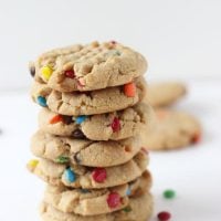 Peanut Butter M&M Cookies- If you are a peanut butter lover, then you will love these traditional soft and crunchy peanut butter cookies!!