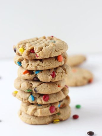 Peanut Butter M&M Cookies- If you are a peanut butter lover, then you will love these traditional soft and crunchy peanut butter cookies!!