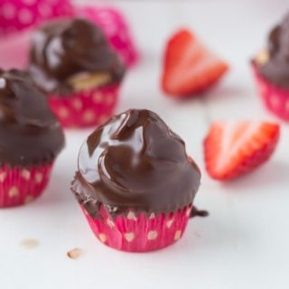 Mini-Chocolate-Covered-Strawberry-Cupcakes