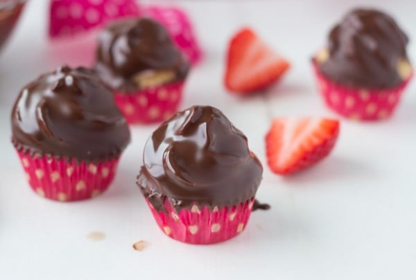 Mini-Chocolate-Covered-Strawberry-Cupcakes-own-5
