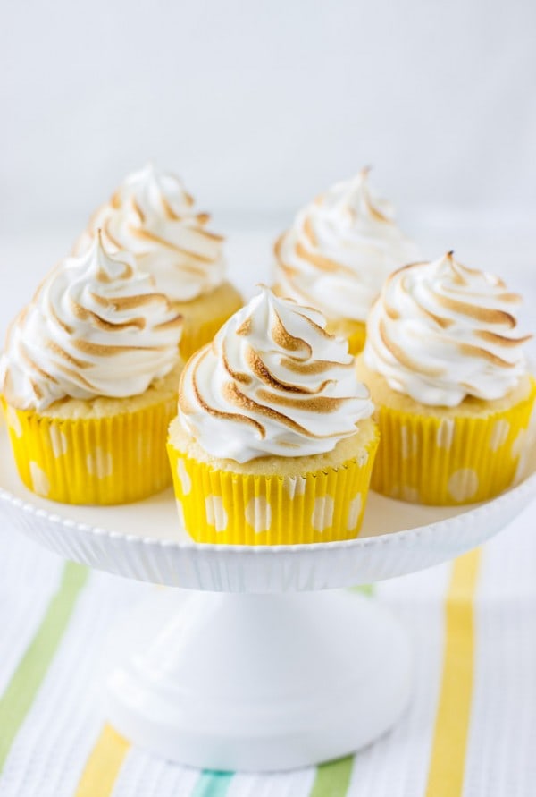 lemon meringue cupcakes ~ fluffy lemon cupcakes filled with lemon curd and topped with a cloud of marshmallow frosting.