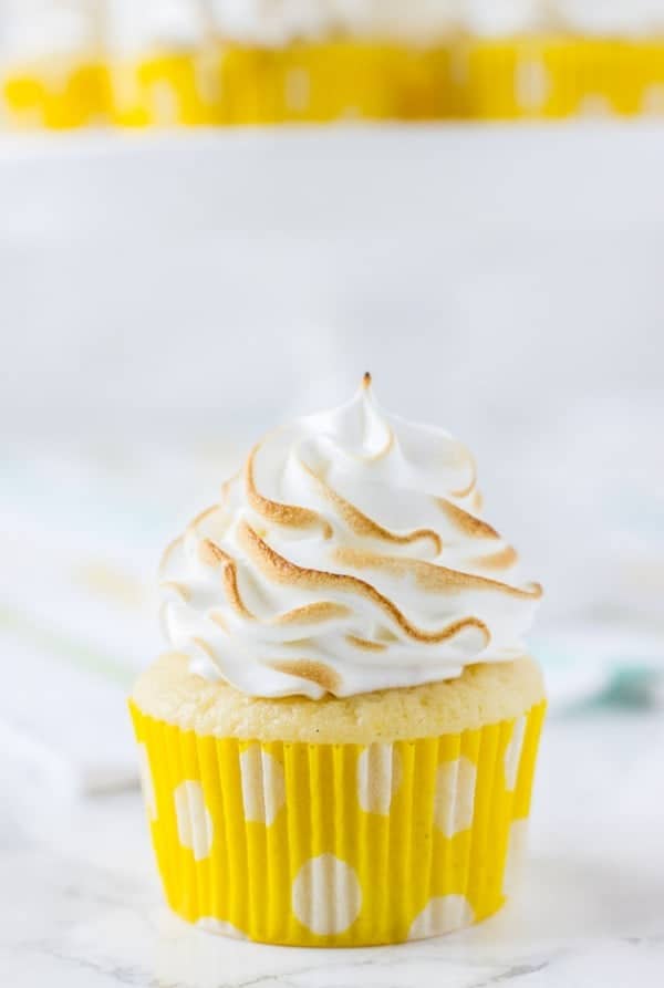 lemon meringue cupcakes ~ fluffy lemon cupcakes filled with lemon curd and topped with a cloud of marshmallow frosting.
