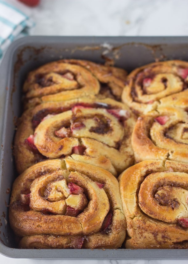 Strawberry Cinnamon Rolls - warm juicy strawberries and buttery cinnamon filling make these rolls a must try! 