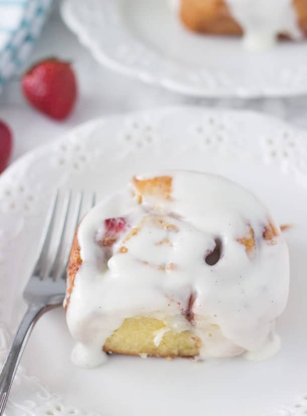 Strawberry Cinnamon Rolls - warm juicy strawberries and buttery cinnamon filling make these rolls a must try! 