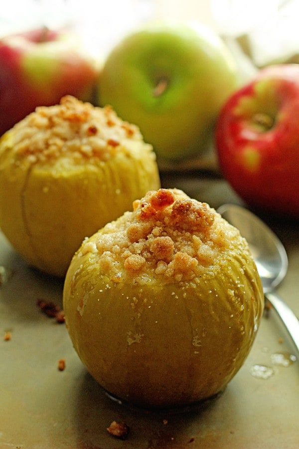 These Baked Crumble Apples are a nice warm and comforting apple pie in a slice. Simple and delicious.