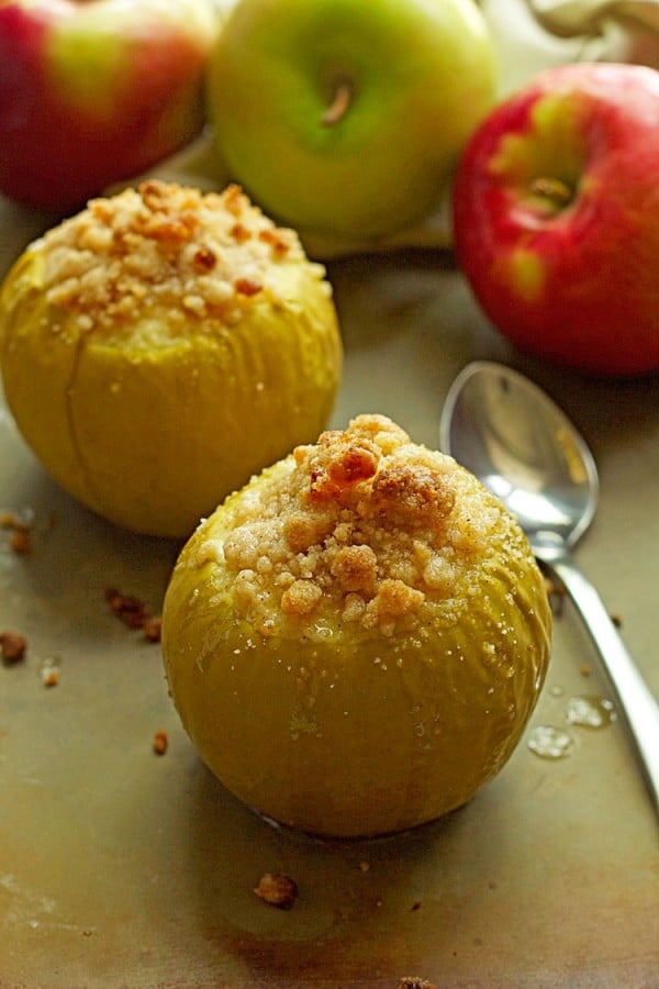 These Baked Crumble Apples are a nice warm and comforting apple pie in a slice. Simple and delicious.