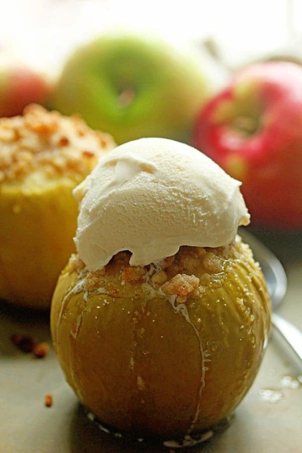 These Baked Crumble Apples are a nice warm and comforting apple pie in a slice. Simple and delicious.