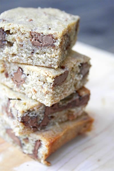 These chocolate bar cookie bars are mighty tasty with caramel, rum and cinnamon flavours complimenting each other.