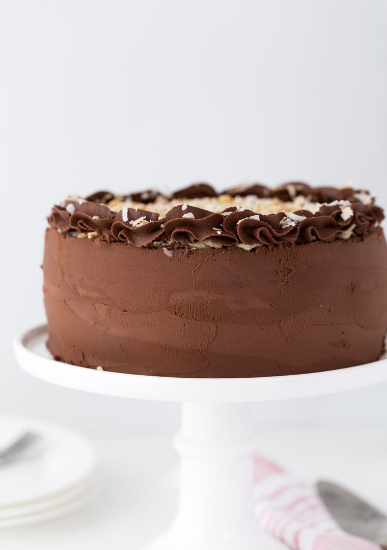 https://aclassictwist.com/wp-content/uploads/2015/12/German-Chocolate-cake-1.jpg