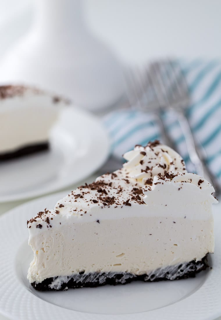 This Irish Cream Cheesecake recipe is a no-bake dessert with a cream cheese filling, mint chocolate crust and heavy cream. Perfect for St Patrick's Day. 