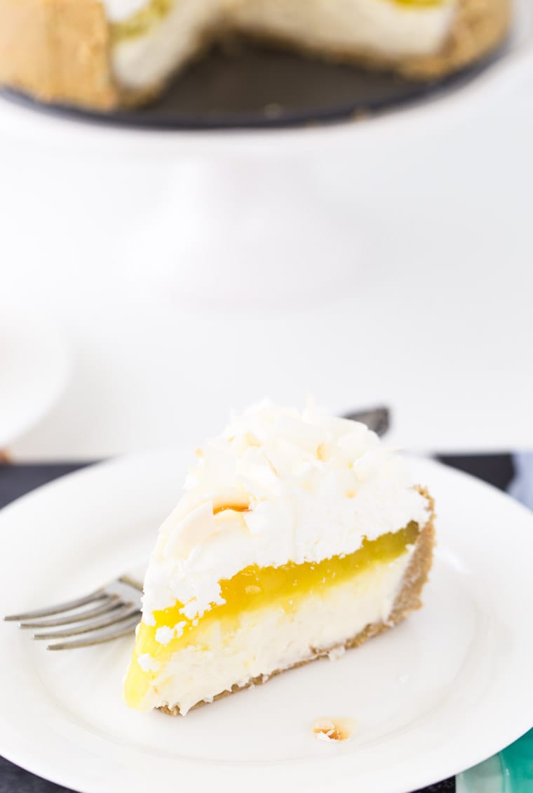This lemon macaroon cheesecake is a rich and decadent no-bake treat with golden oreo crust, white chocolate cheesecake filling and lemon curd topping. 