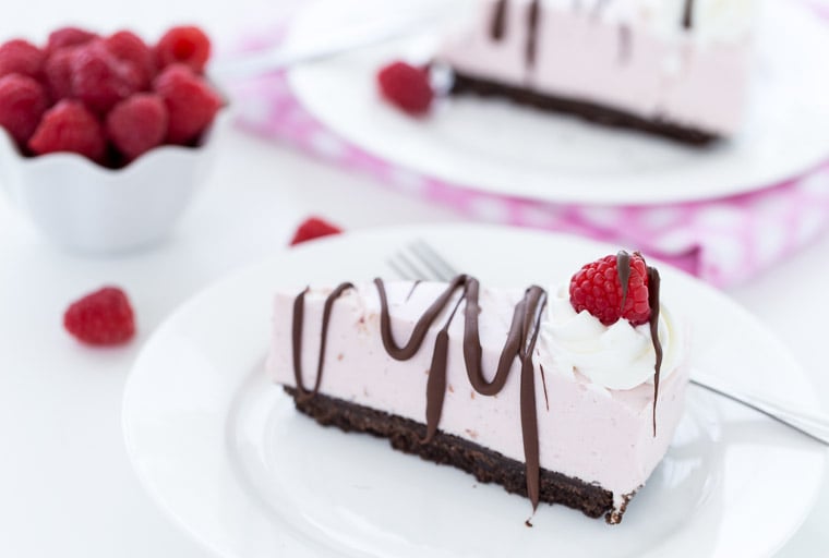 An easy no-bake Raspberry Greek Yogurt Cheesecake with chocolate crust and fresh raspberry. 