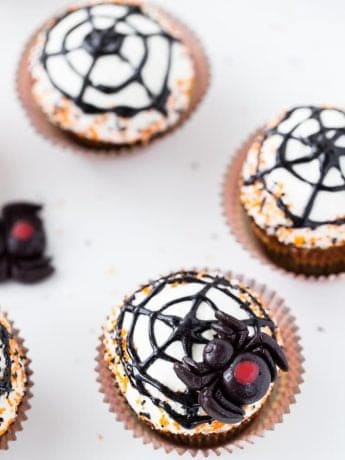 These spiderweb cupcakes are perfect for Halloween!