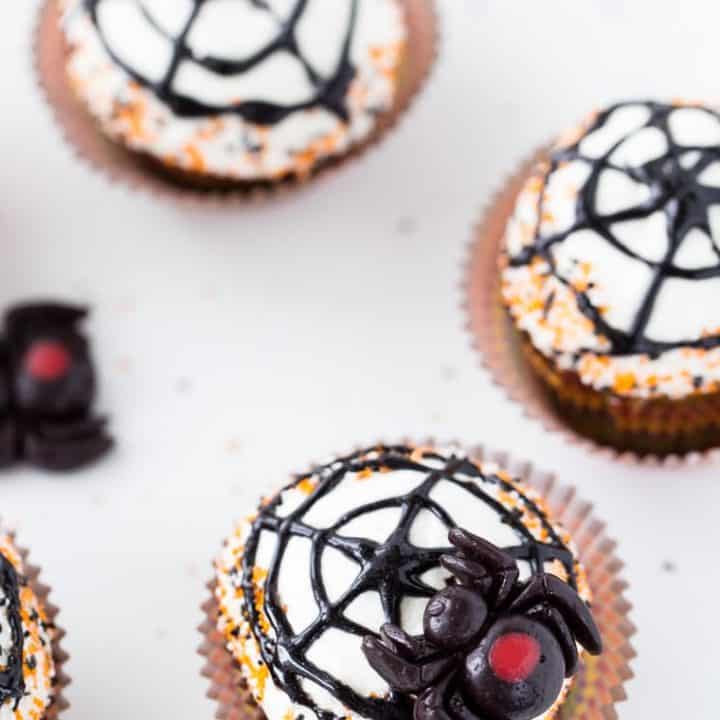 These spiderweb cupcakes are perfect for Halloween!