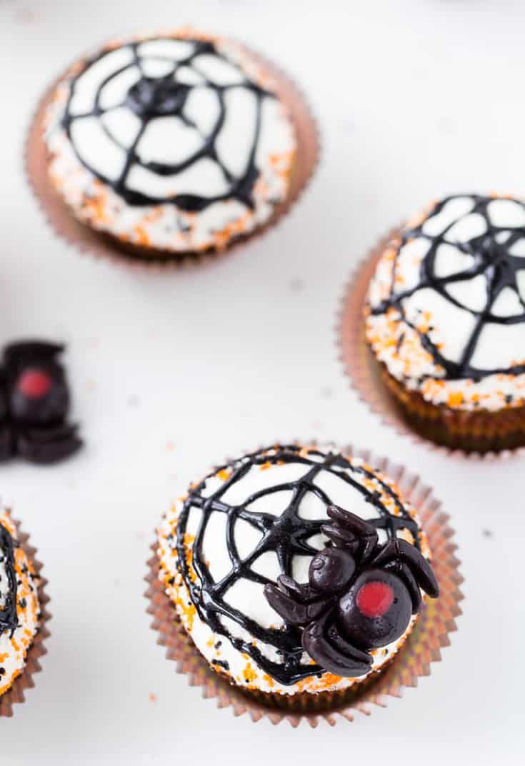 These spiderweb cupcakes are perfect for Halloween! 