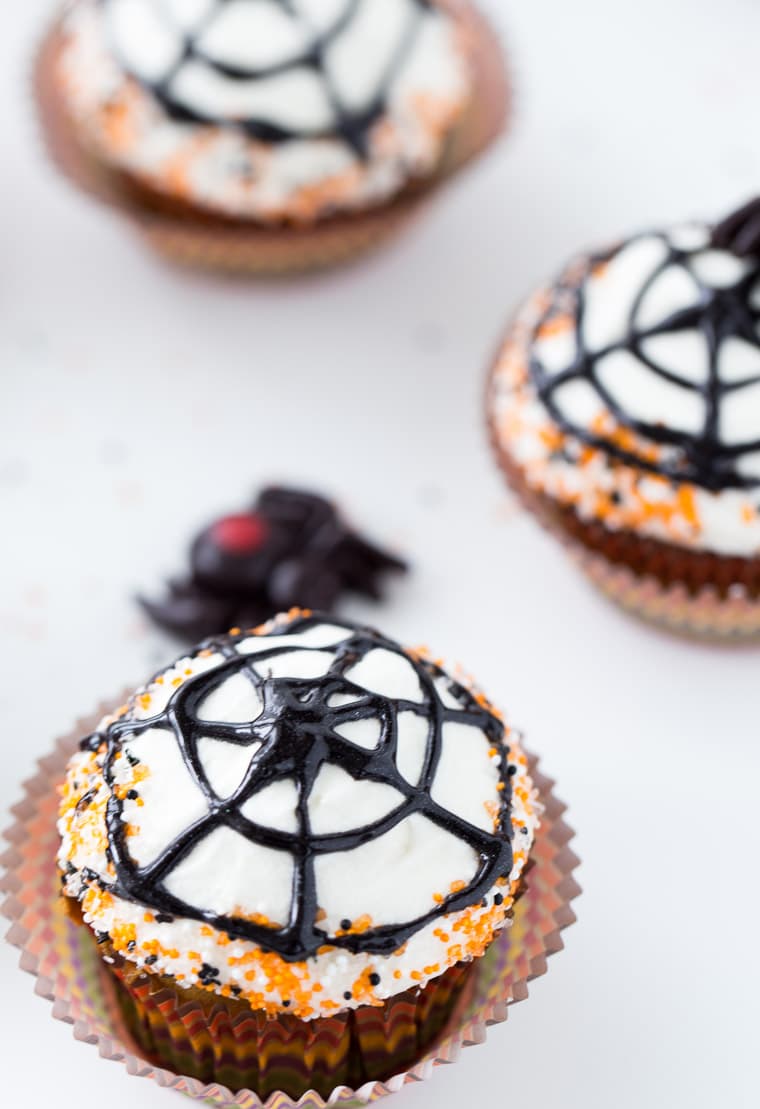 These spiderweb cupcakes are perfect for Halloween! 