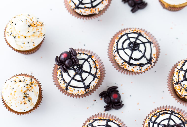 These spiderweb cupcakes are perfect for Halloween! 