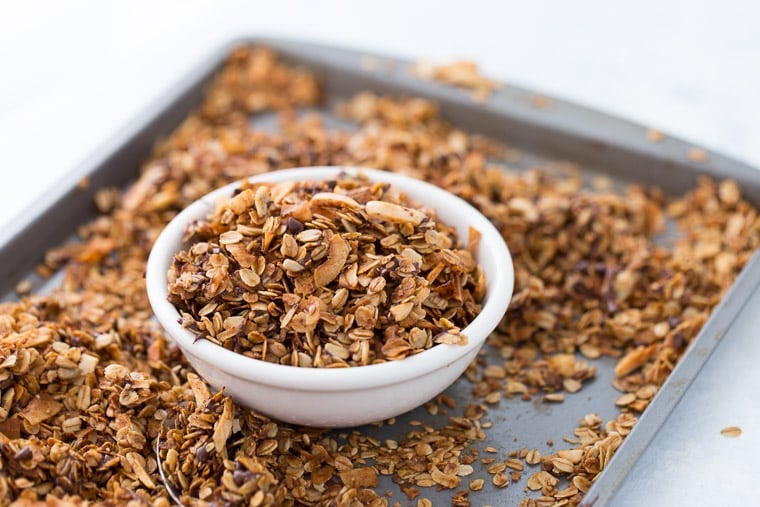 Deze zelfgemaakte kokos-chocolade chip granola is geweldig voor snelle snacks en met je ontbijt yoghurt