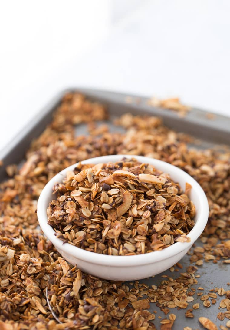 Esta granola caseira com pedaços de chocolate de coco é óptima para petiscos rápidos e com o seu iogurte de pequeno-almoço