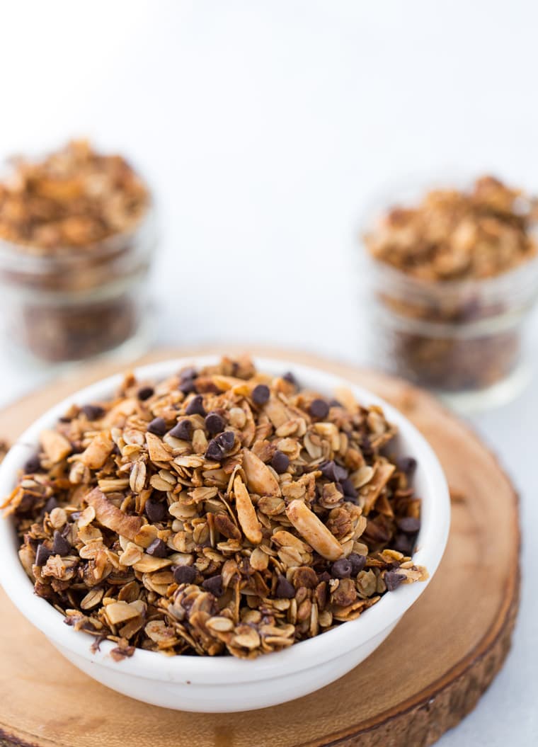 Esta granola caseira de coco com pepitas de chocolate é óptima para petiscos rápidos e com o seu iogurte de pequeno-almoço