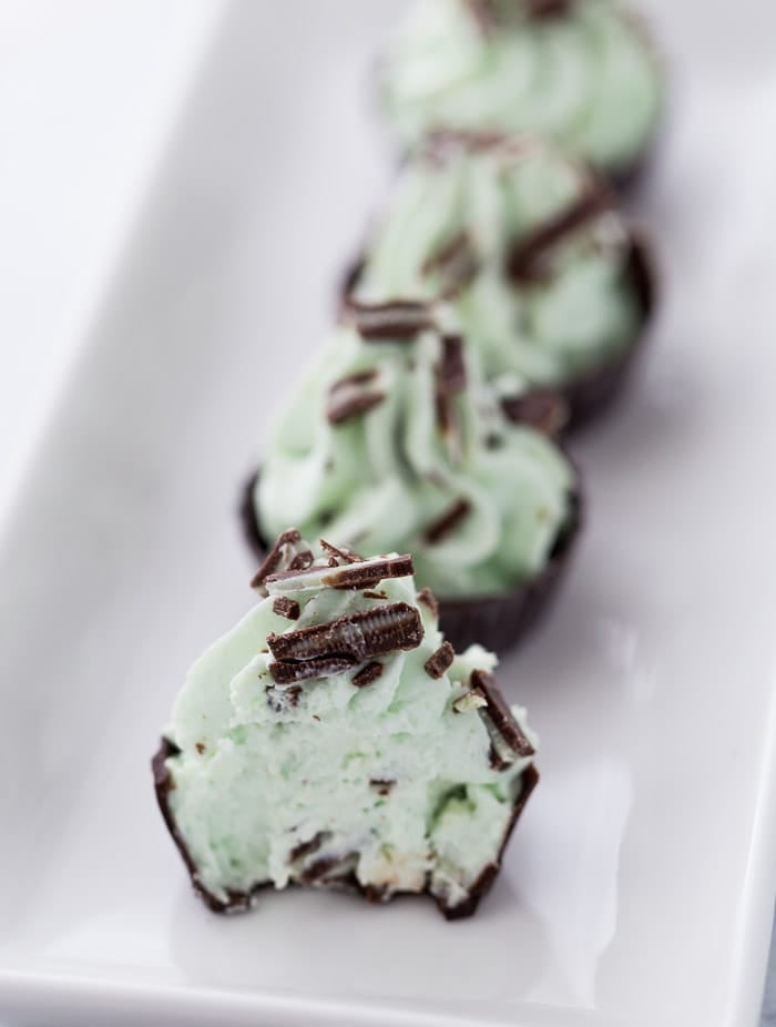 These no bake mint chocolate mousse cups are easy to whip up! 