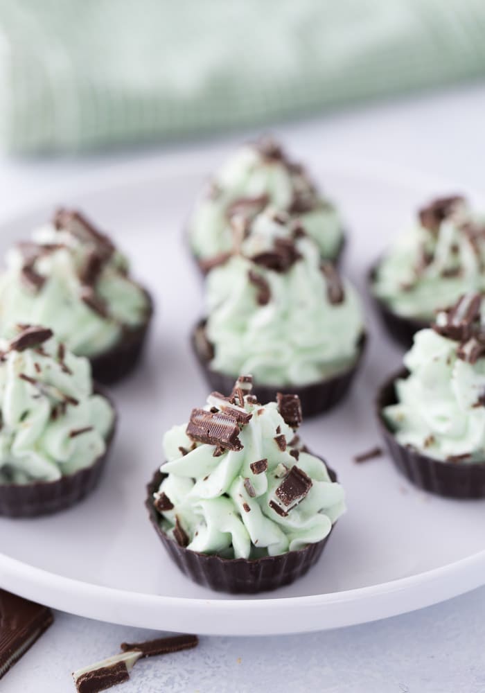 These no bake mint chocolate mousse cups are easy to whip up! 