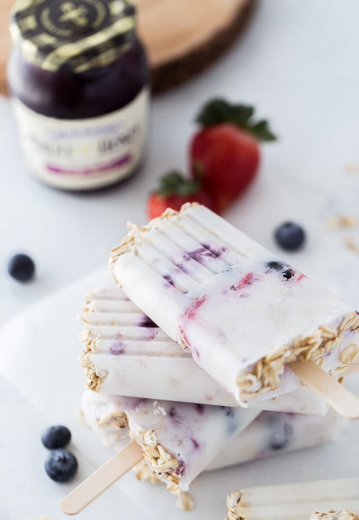 These Greek Yogurt Breakfast pops with oats, fresh berries and a good dose of greek yogurt are perfect for on-the-go breakfasts. 