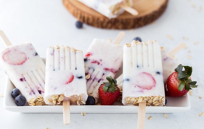 These Greek Yogurt Breakfast pops with oats, fresh berries and a good dose of greek yogurt are perfect for on-the-go breakfasts. 