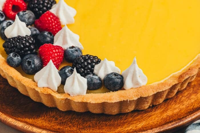 An up close image of the side of the tart crust showing the decoration of the berries.