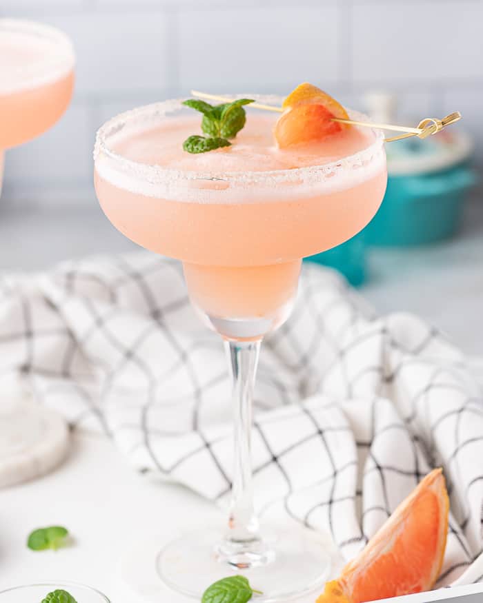 Frozen Rosé Grapefruit Cocktail {Grapefruit Frosé} - Pizzazzerie