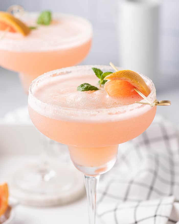 Frozen Rosé Grapefruit Cocktail {Grapefruit Frosé} - Pizzazzerie