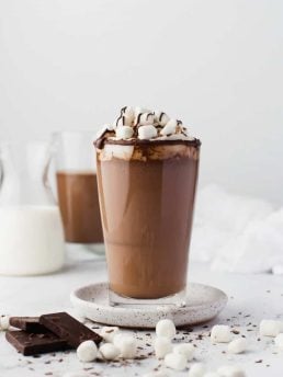 Hot chocolate in a glass with marshmallows.
