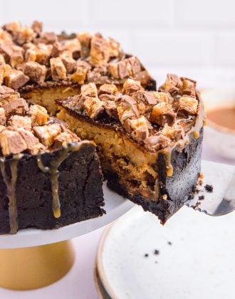 Peanut butter snickers cheesecake