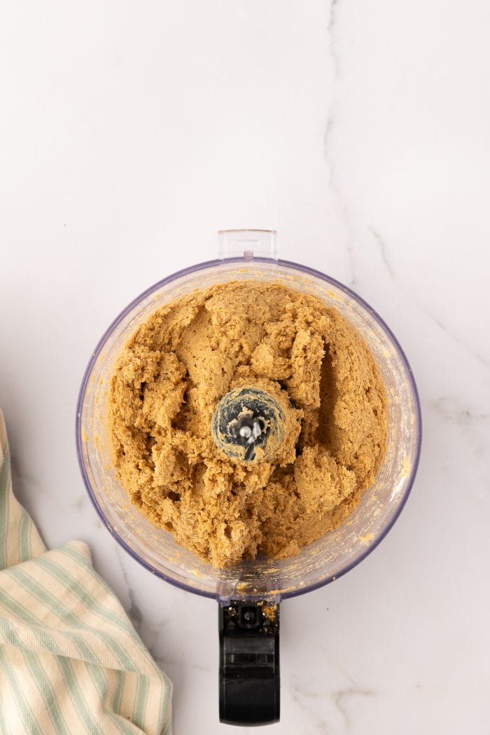 The gingersnap crumbs mixed with cream cheese.