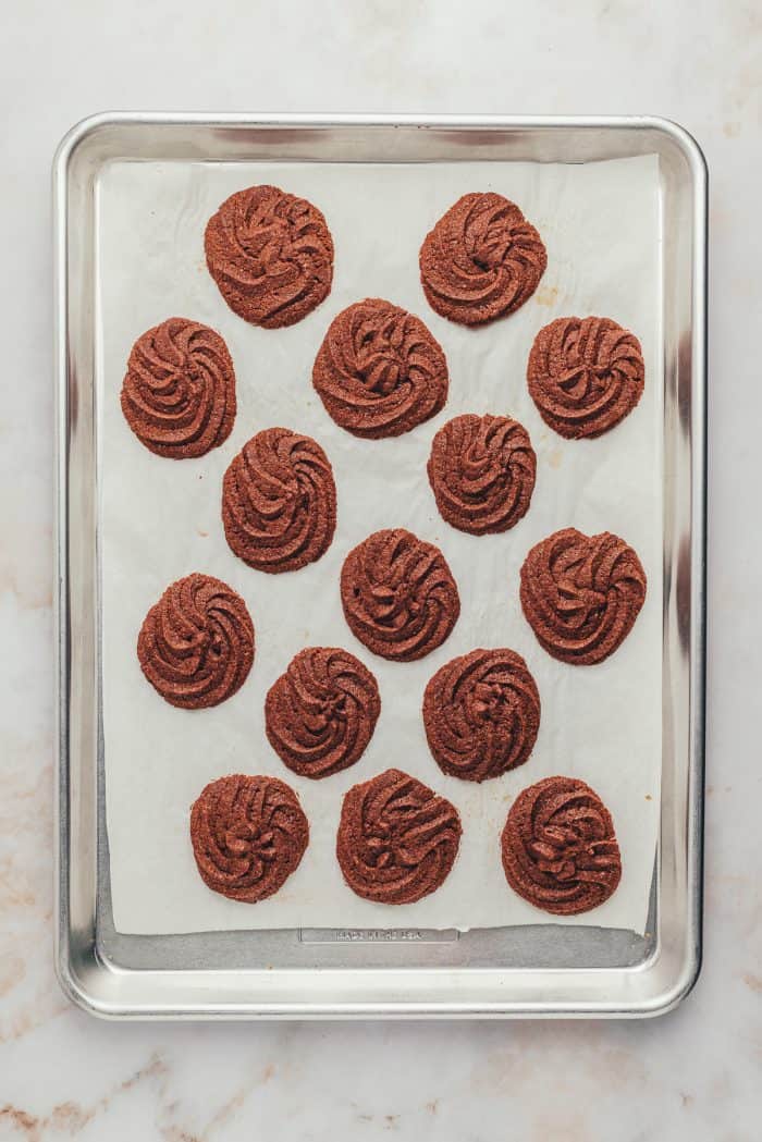 The baked cookies on a cookie tray.