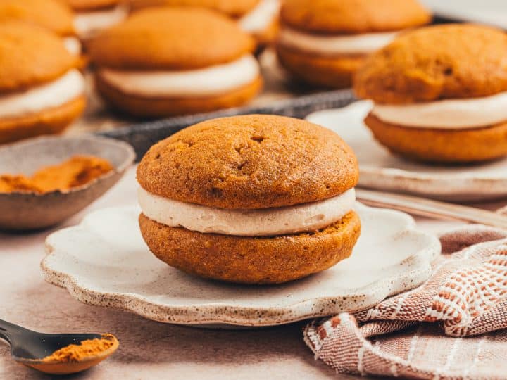 Pumpkin-Whoopie-Pies-with-